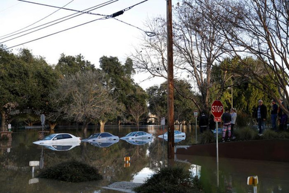 Hiện tượng hiếm thấy sau bão ở bang California - 3
TP San Jose, bang California, ngập lụt do hồ chứa Anderson bị tràn. Ảnh: Reuters