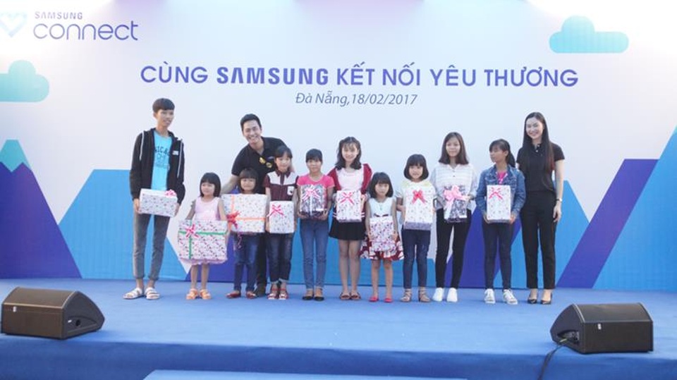 Phan Anh tiếp tục là "người vận chuyển" trong dự án kết nối yêu thương - 1 Phan Anh tiếp tục là "người vận chuyển" trong dự án kết nối yêu thương - 1