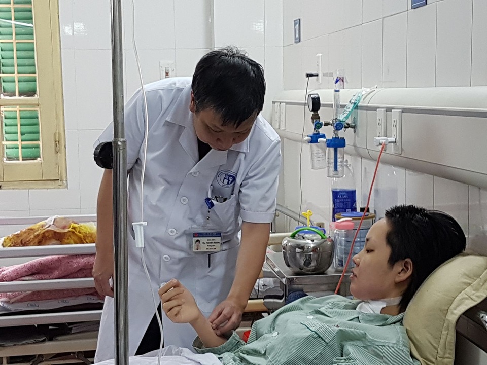 Nổ chùm 40 quả bóng bay trang trí sinh nhật, nhiều người bị bỏng - 2 Bệnh nhân nữ sau 14 ngày vẫn phải nằm viện vì tình trạng bỏng rộng. Mái tóc dài cháy xém cũng phải cắt ngắn. Ảnh: H.Hải