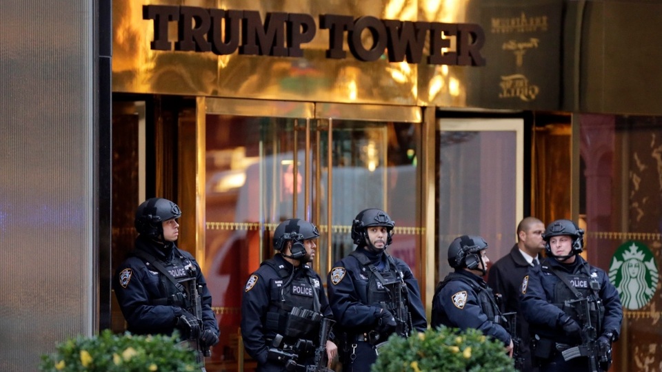 Cảnh sát thành phố New York đứng gác bên ngoài Trump Tower, New York hôm 18/11/2016. (Nguồn: CBC)