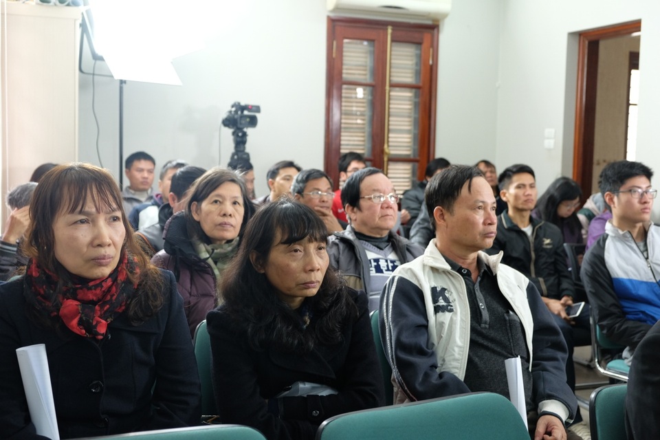 Dược Anvy tư vấn điều trị, tặng quà và phiếu khám bệnh miễn phí cho bệnh nhân - 1 Bệnh nhân tới tham dự sự kiện từ sớm, măc dù trời rất lạnh