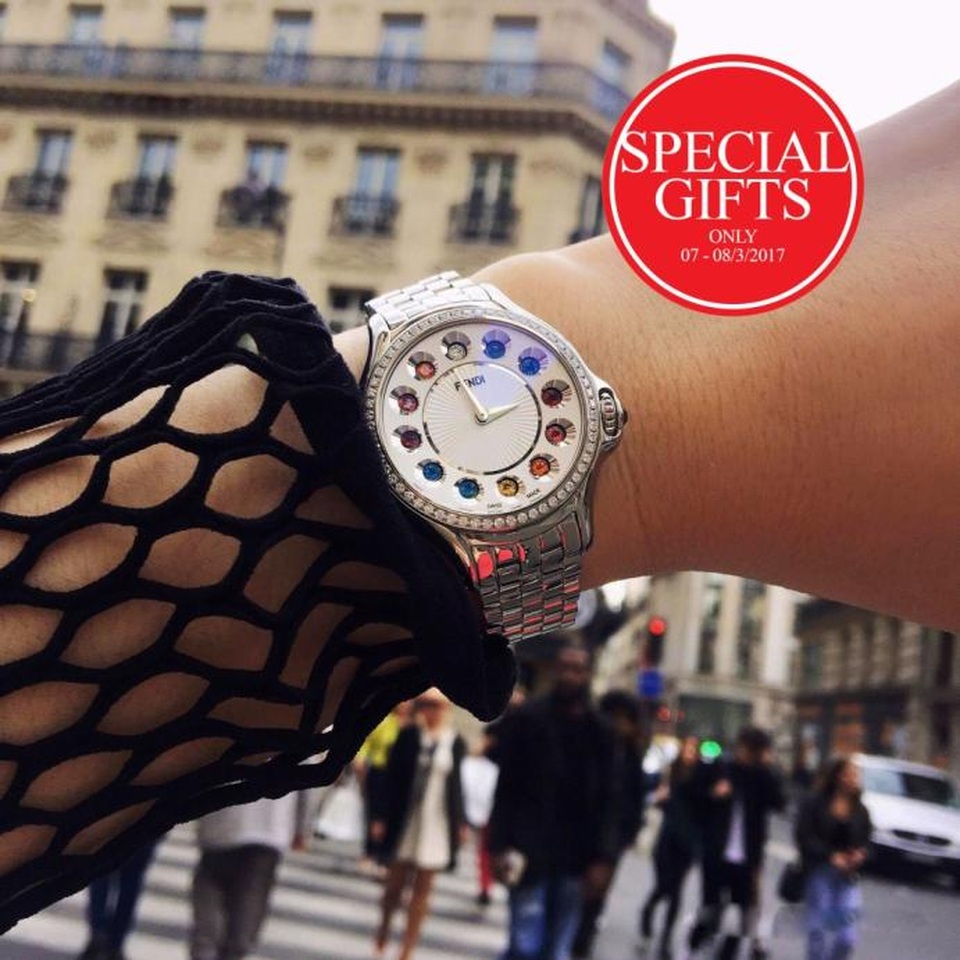 Đến từ tên tuổi quyền lực hàng đầu trong ngành thời trang xa xỉ, chiếc đồng hồ Fendi Crazy Carats ẩn chứa bí mật thú vị. Chỉ cần vặn chiếc núm xoay bên phải là toàn bộ kim cương và đá quý tự nhiên bên trong mặt số sẽ chuyển sang màu sắc mới. Vừa là một món quà ý nghĩa, người nhận hẳn cũng rất ngạc nhiên khi khám phá bí mật của chiếc đồng hồ.Giá khởi điểm 80 triệu đồng, kèm theo quà tặng đặc biệt từ Miluxe Boutiqueđược giữ bí mật.