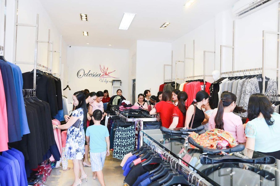 
Chị em tham gia mua sắm tại cửa hàng của Odessa.
