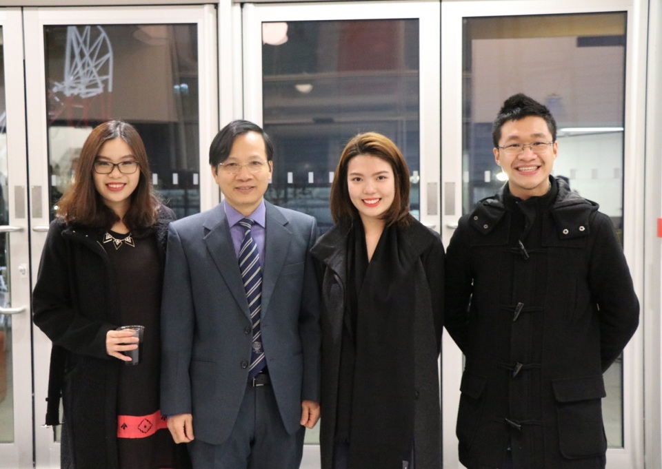 Du học sinh Việt quảng bá văn hóa nước nhà đến bạn bè quốc tế - 1 Từ trái qua phải: cộng tác viên của hội sinh viên Việt tại Anh Nguyễn Bảo Châu, Bí Thư thứ nhất phụ trách công tác giáo dục và lưu học sinh - ông Nguyễn Xuân Hải, Phó chủ tịch hội sinh viên Việt tại Anh Trần Ngọc Bảo Trân, Chủ tịch hội sinh viên Việt Nam tại Bath Nguyễn Hoàng Phúc