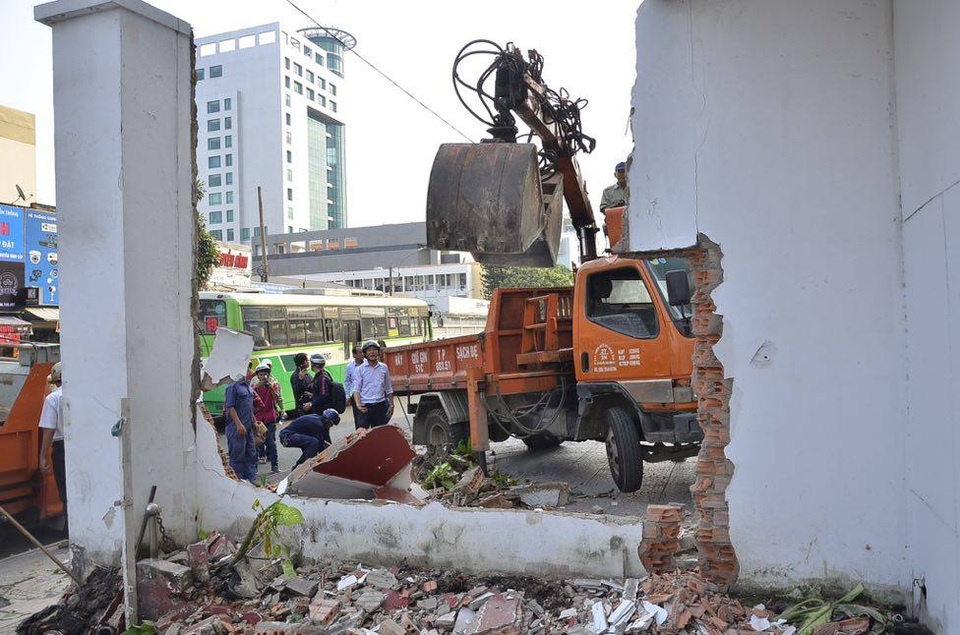 Quận 1 tiếp tục đập tường, bứng cây chiếm hè phố - 3