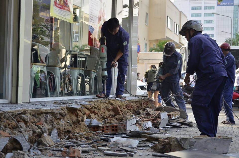 Quận 1 tiếp tục đập tường, bứng cây chiếm hè phố - 5