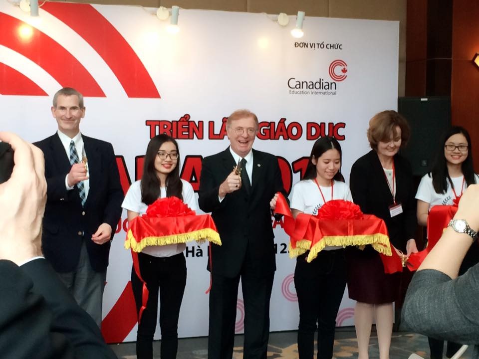 Triển lãm giáo dục Canada mùa Xuân 2017 - 1
Ngài David Devine – Đại Sứ Canada cắt băng khai mạc Triển Lãm Giáo Dục Canada Mùa Xuân 2016 tại Hà Nội