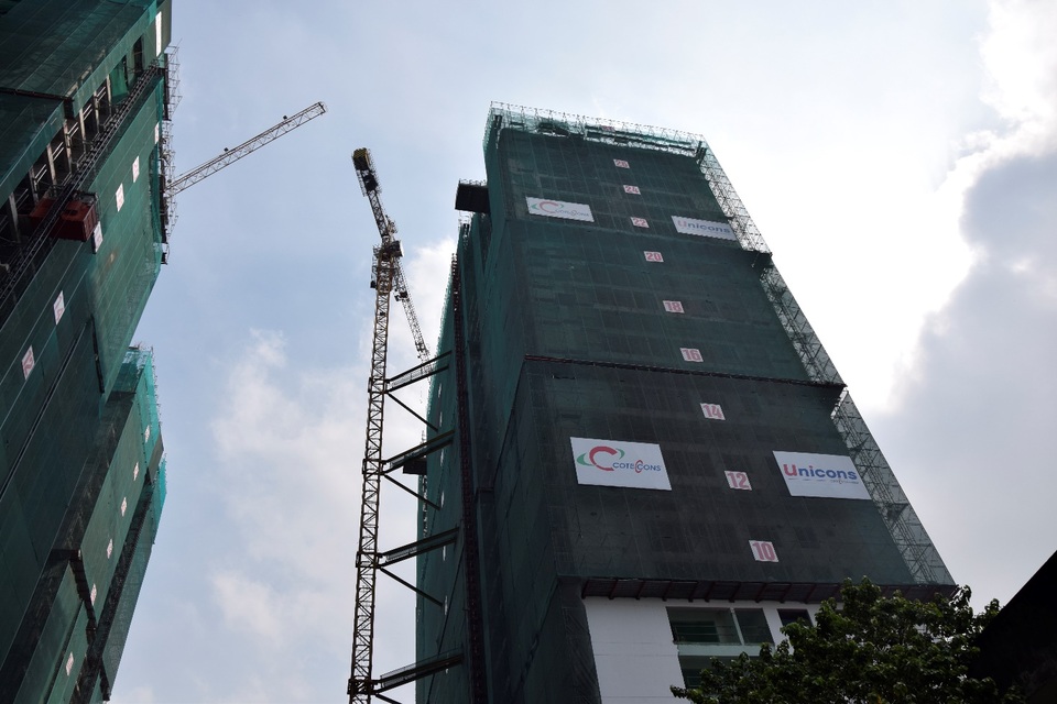 Cất nóc The GoldView: Bước đệm để bàn giao căn hộ đúng cam kết - 1 Tháp B Khu phức hợp The GoldView chuẩn bị cất nóc vào ngày 12/3/2017.