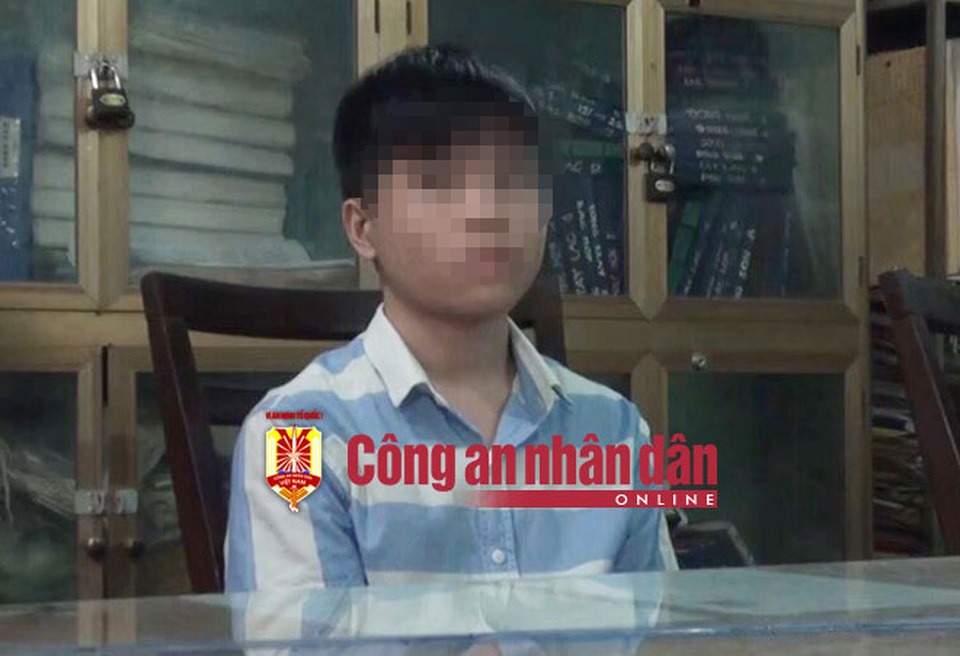 Làm rõ thủ phạm tấn công hàng loạt website sân bay của Việt Nam - 2
2 tin tặc trước cơ quan Công an.