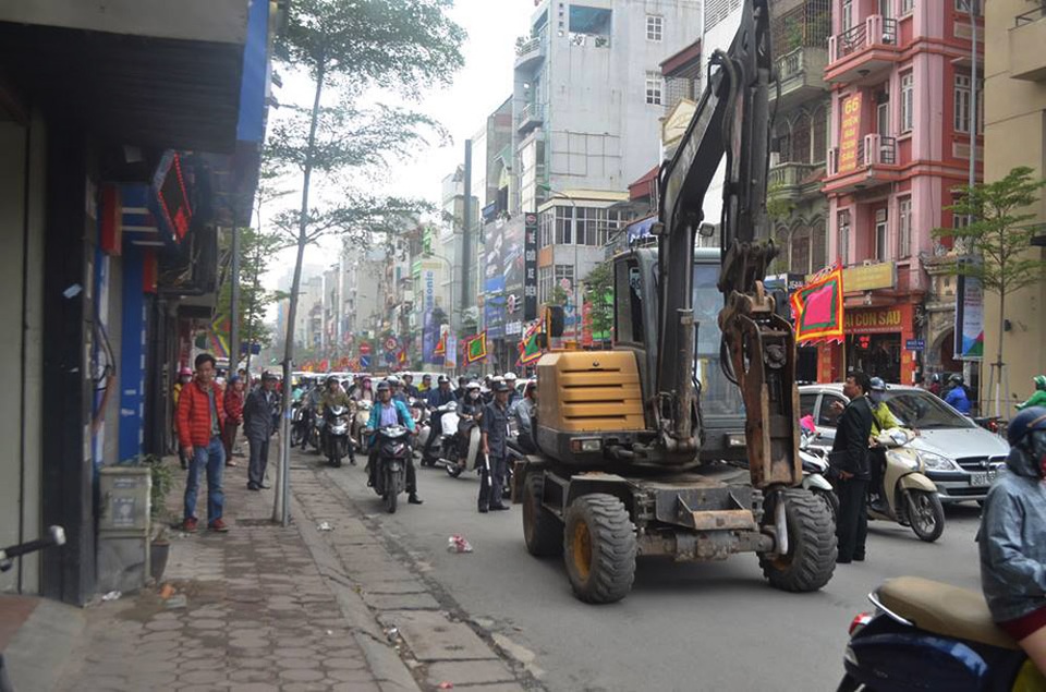 Hà Nội tăng cường cần cẩu, máy xúc "giải phóng" vỉa hè - 2 Hà Nội tăng cường cần cẩu, máy xúc "giải phóng" vỉa hè - 2