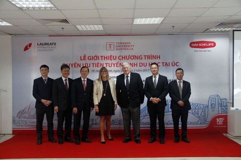 “Quyền Ưu tiên Tuyển sinh Du học tại Úc” - Giải pháp tài chính kết hợp giáo dục đẳng cấp quốc tế - 1 Ban lãnh đạo Dai-ichi Life Việt Nam và Hệ thống Đại học Quốc tế Laureate chụp hình lưu niệm cùng bà Karen Lanyon – Tổng lãnh sự Úc tại TP. HCM