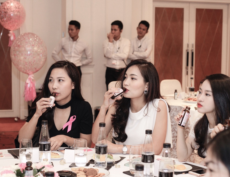 BTV Hoài Anh, Thu Hà thích thú dùng thử Gold Collagen trong sự kiện ra mắt sản phẩm - 2 “Những bông hoa” xinh đẹp dùng thử sản phẩm Gold Collagen