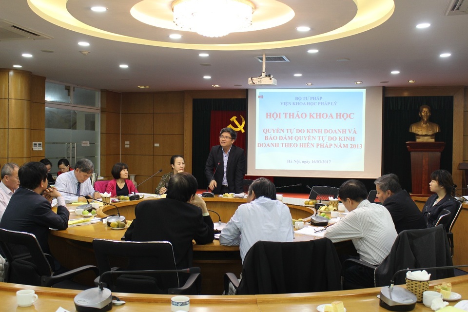 Không có luật tốt, nếu người làm luật có tư duy "đứng trên", "thọc tay" vào thị trường - 1 TS. Nguyễn Văn Cương, Quyền Viện trưởng Viện Khoa học pháp lý, Bộ Tư pháp phát biểu tại hội thảo. (Ảnh: Hồng Vân)
