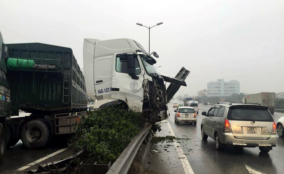 Tai nạn liên hoàn ở cầu Thanh Trì, container “vượt rào” lao xuống đường gom - 2
Xe đầu kéo hư hỏng phần đầu, chồm một phần sang phần đường ngược chiều. (Ảnh: Tiến Nguyên)