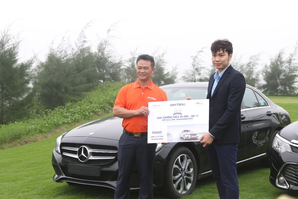 Danko Group trao tài trợ Hole in One cho gôn thủ xuất sắc - 1 Ông Nguyễn Văn Công – Phó Tổng Giám đốc Danko Group – trao giải xe hơi Mercedes C200 cho gôn thủ chinh phục Hole-in-One số 11.
