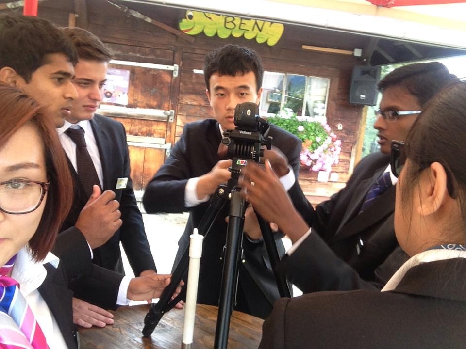 
Sinh viên HTMi đang học môn marketing – làm video quảng cáo
