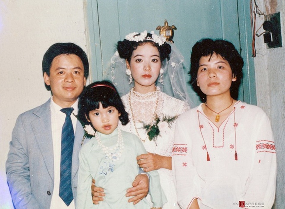 Chuyện tình yêu là cưới dài 30 năm của cặp đôi lệch tuổi - 2
Để kết hôn Chiều Xuân dã phải chịu kỷ luật vì đang còn đi học