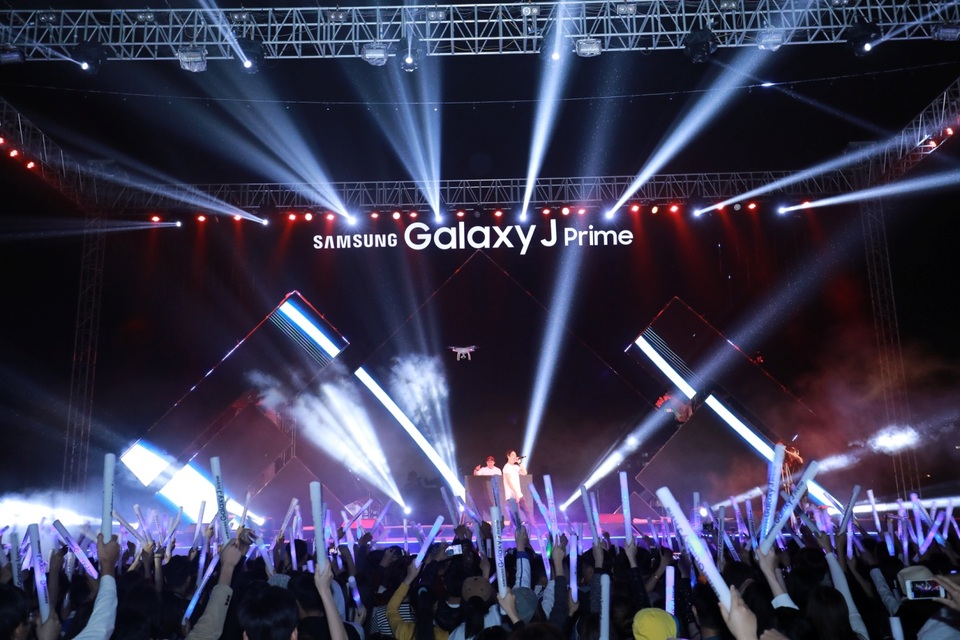 Như thường lệ, bộ đôi Dj-VJ Bình, Quân khuấy động đại tiệc âm nhạc bằng những bản re-mix cùng âm thanh, ánh sáng hoành tráng.