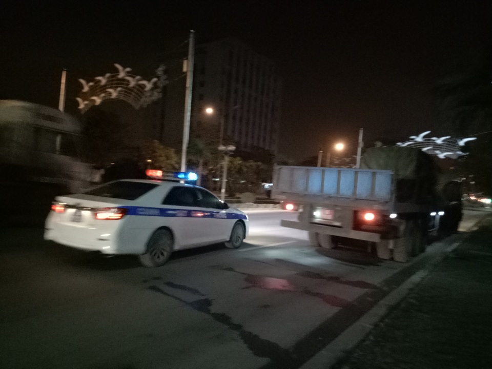 Hạ tải và tạm giữ 2 xe biển đỏ chở thép tấm vượt tải hơn 100% - 2