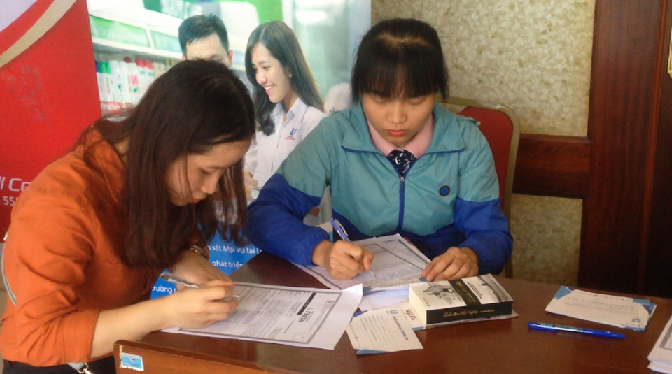 Nhiều sinh viên chỉ học trong “những căn phòng đóng kín” - 3 Mỗi bạn sinh viên khi tham dự chương trình Ngày hội việc làm sẽ nhận được những mẫu đơn đăng ký của các đơn vị tuyển dụng.