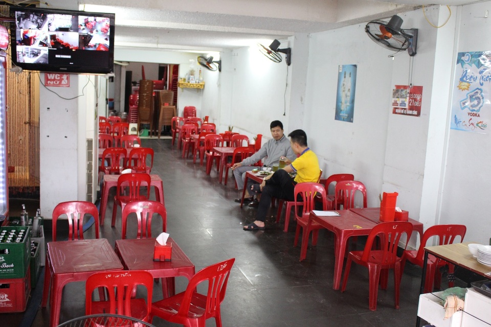 Dọn dẹp vỉa hè: Hàng loạt cửa hàng sa thải nhân công - 1
Một quán bia hơi trên con phố bị dọn dẹp vỉa hè rất vắng khách dù đang trong giờ cao điểm. Ảnh: Hồng Vân