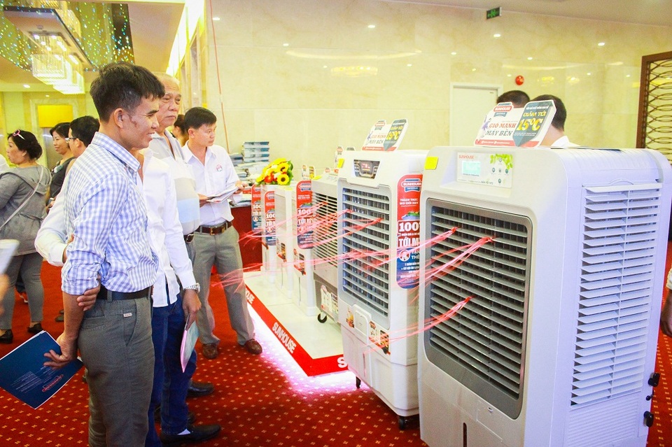 Những sản phẩm hứa hẹn sẽ “cháy hàng” hè 2017 - 1 Máy làm mát không khí – quạt điều hòa SUNHOUSE được bày bán nhiều trên thị trường