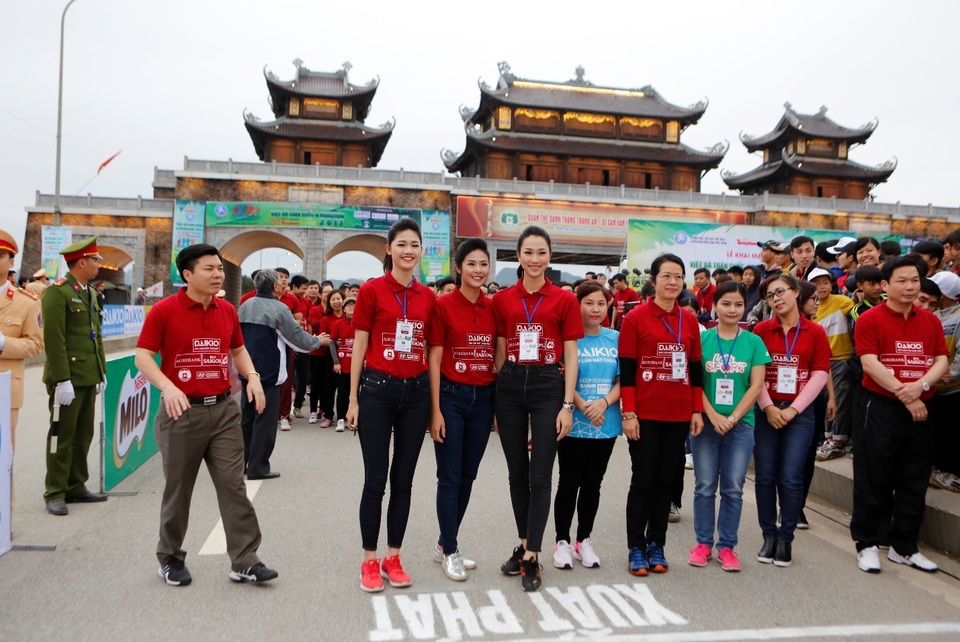 Hoa hậu Ngọc Hân và Á hậu Thanh Tú xinh đẹp trên đường đua Việt dã - 1 Giải Việt Dã 2017 do báo Tiền Phong tổ chức với sự đồng hành tài trợ của nhiều đơn vị, tổ chức trong nước. Đây là hoạt động thể thao diễn ra thường niên với mục tiêu nâng cao tinh thần thể dục thể thao và rèn luyện sức khỏe trong toàn dân, kết nối cộng đồng với các hoạt động ý nghĩa, thiết thực.