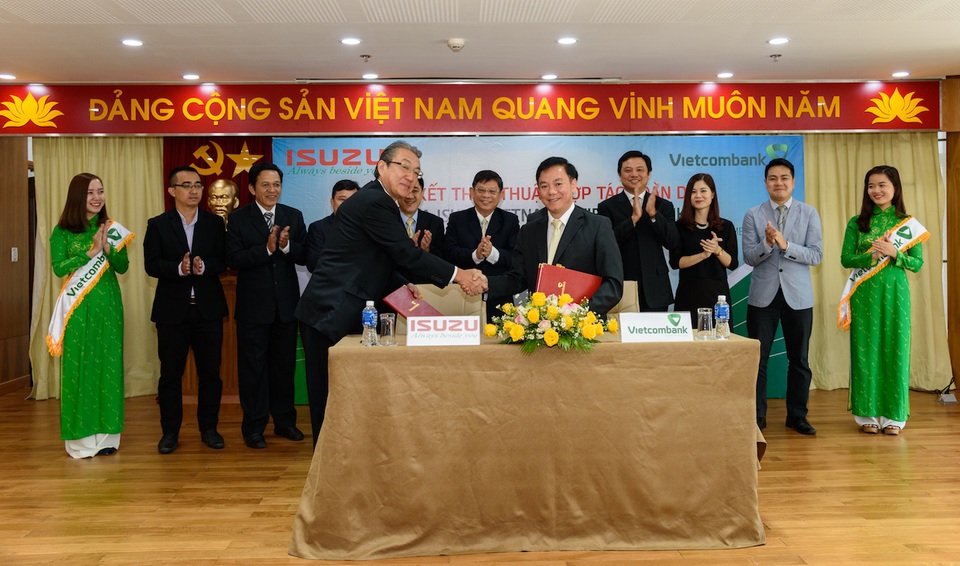 Isuzu Việt Nam và Vietcombank ký kết hợp tác chiến lược - 1 Isuzu Việt Nam và Vietcombank ký kết hợp tác chiến lược - 1