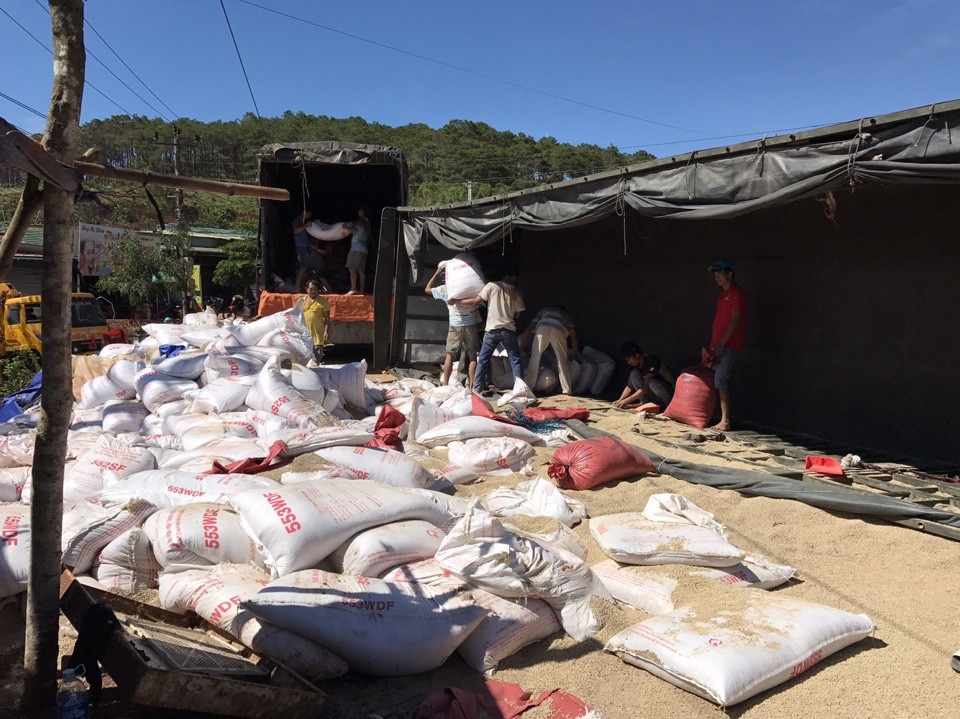 Xe "khủng" lật nghiêng sát nhà dân, 2 người bị thương nặng - 4 Vụ tai nạn khiến hàng trăm bao thức ăn gia súc đổ ra quốc lộ