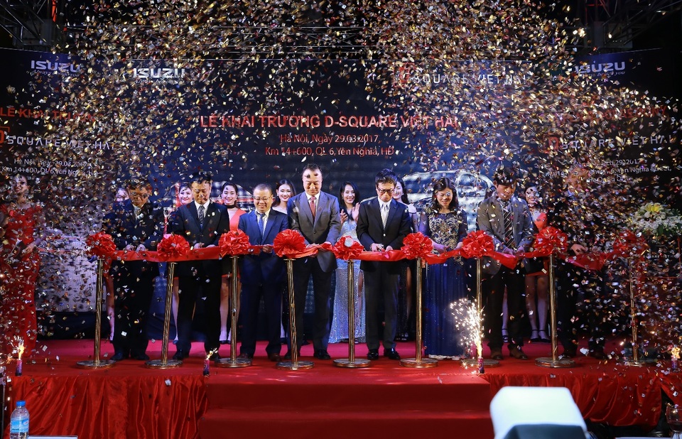 Isuzu khai trương đại lý D Square Việt Hải tại Hà Nội - 1
Đại diện IMIT Thái Lan, Isuzu Việt Nam và BGĐ của D Square Việt Hải cùng cắt băng khai trương