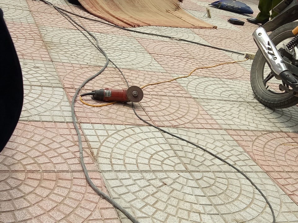 2 vụ nổ thùng phuy, 3 người thương vong - 2 Chiếc cưa dùng để cắt thùng phuy khiến chiếc thùng phát nổ