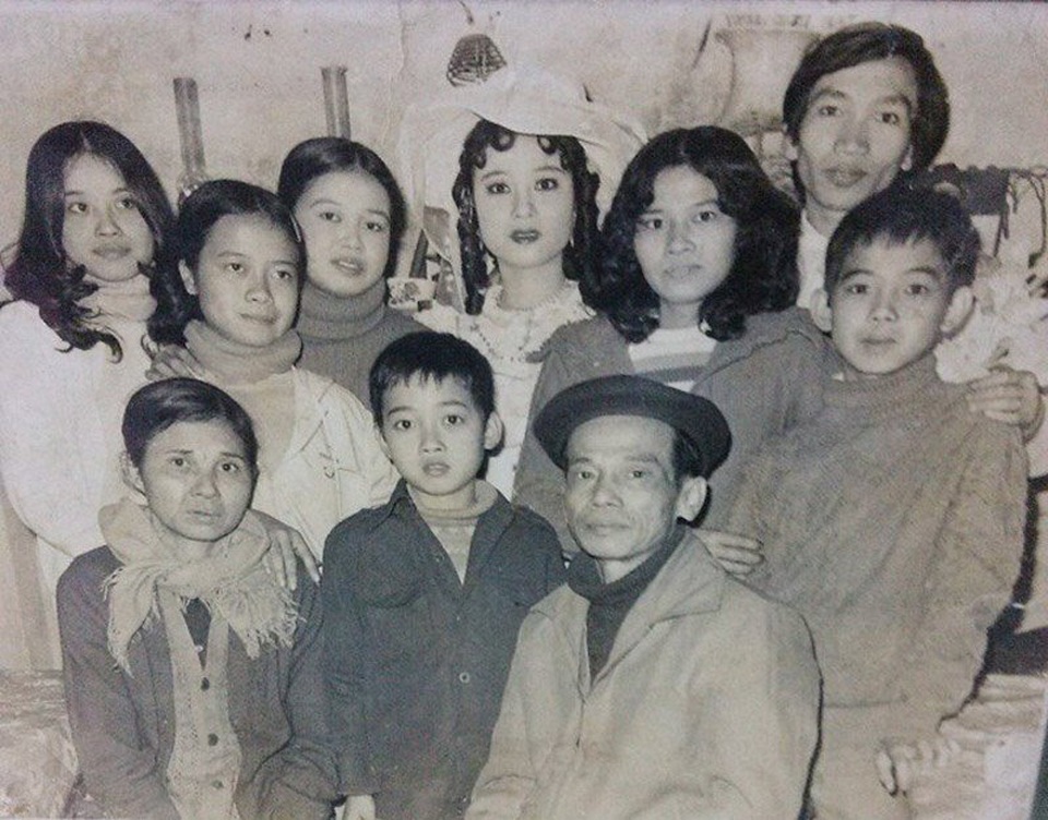 Phòng tân hôn "1 giường, 1 ri đô mỏng manh" của cô dâu Hà thành - 2 Ảnh cưới năm 1983 của ông Việt và vợ. Ảnh: NVCC
