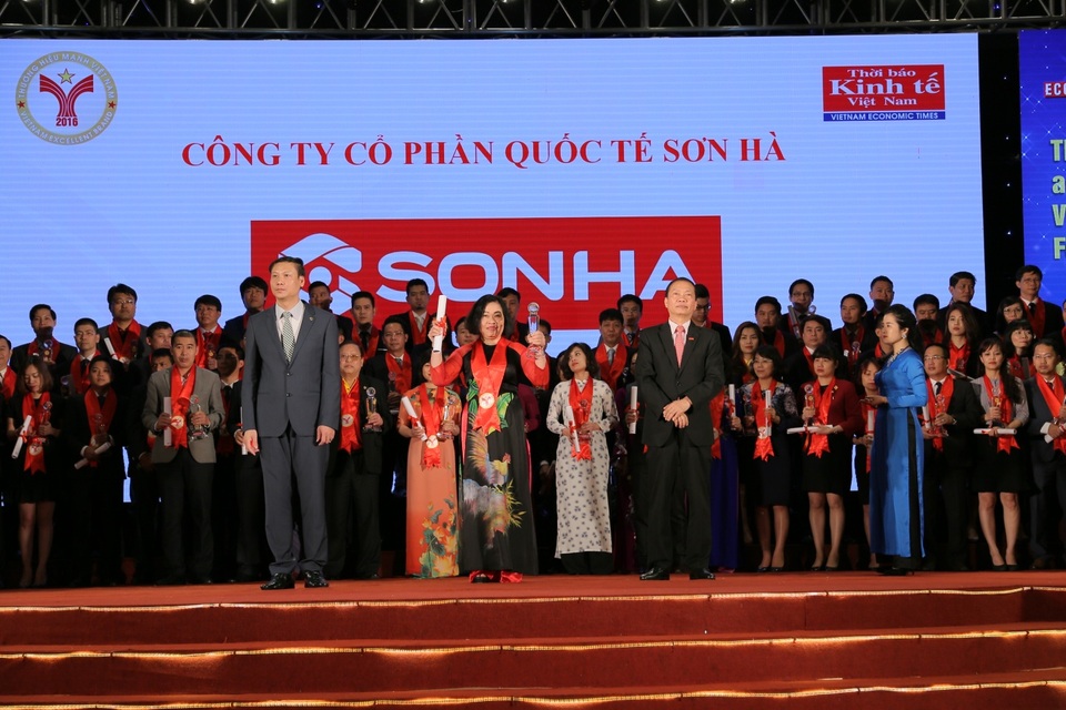 Tập đoàn Sơn Hà được vinh danh trong Top 10 Thương hiệu mạnh Việt Nam 2016 - 1 PTGĐ Tập đoàn Sơn Hà – Bà Trịnh Thị Khanh nhận danh hiệu “Top 10 Thương hiệu mạnh Việt Nam 2016”