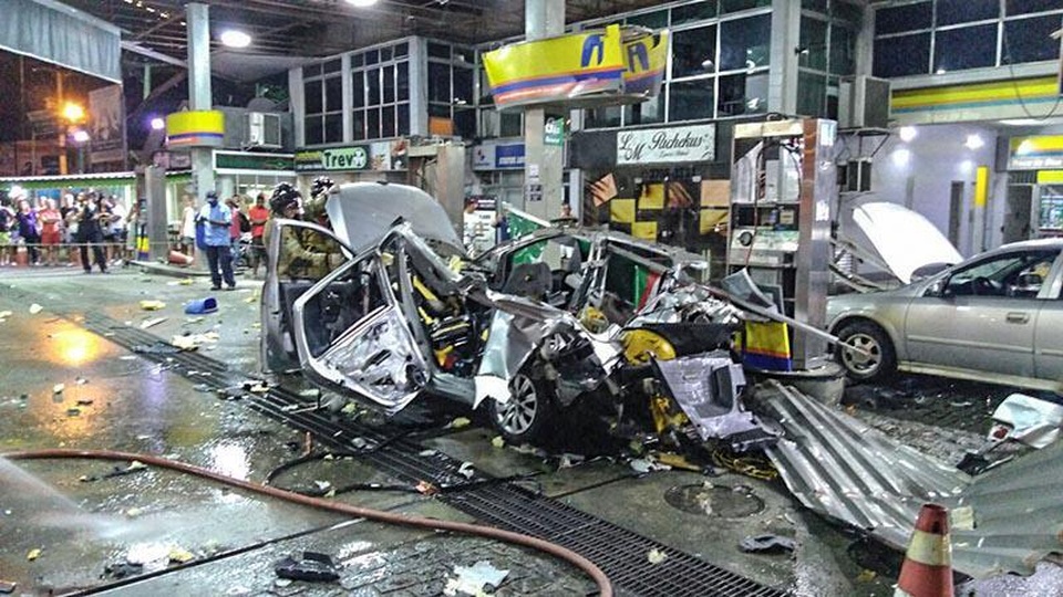 Xe hơi phát nổ trong lúc đổ xăng - 1