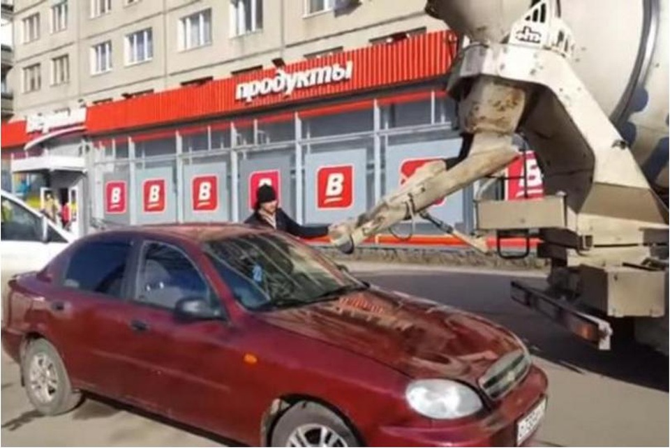 Trả đũa vợ bằng cách đổ đầy xi măng vào xe hơi - 1 Trả đũa vợ bằng cách đổ đầy xi măng vào xe hơi - 1