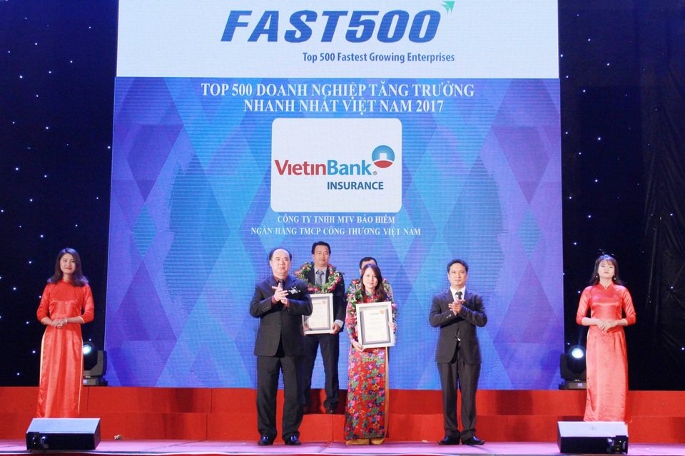 Bảo hiểm VietinBank (VBI) – Công ty bảo hiểm tăng trưởng nhanh nhất Việt Nam - 1 (Ảnh: Phó TGĐ VBI nhận Giấy chứng nhận Top 500 doanh nghiệp tăng trưởng nhanh nhất Việt Nam)