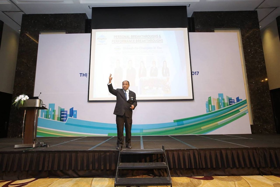 Từ cậu bé giao báo trở thành CEO của công ty có 6.000 nhân viên - 1 Ông Ismail Gafoor tham gia giao lưu với các khách mời tại Hội thảo thường niên Thị trường Bất động sản Việt Nam 2016 – 2017
