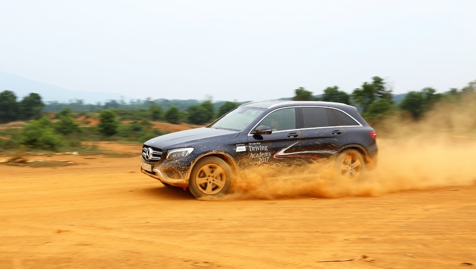 Năm nay, thương hiệu xe sang nước Đức thiết kế 5 bài tập khác nhau gồm 3 bài tập cơ bản về kỹ năng lái xe an toàn và 2 nội dung nâng cao.