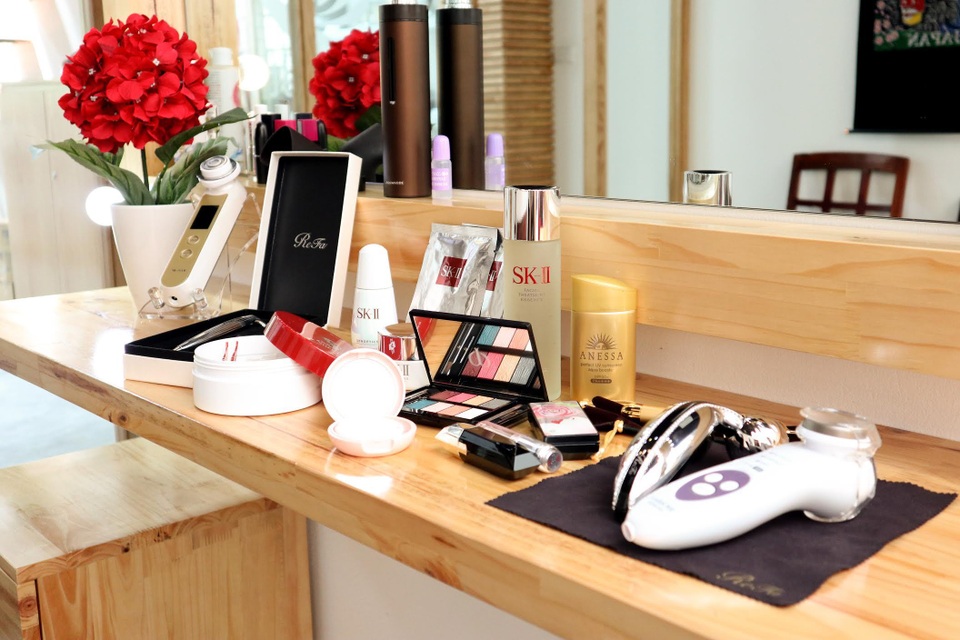 Khám phá “Spa tại nhà” hiện đại không kém của phụ nữ Nhật - 1 Không đơn giản là mỹ phẩm, bàn trang điểm của phụ nữ Nhật còn là một Spa thu nhỏ
