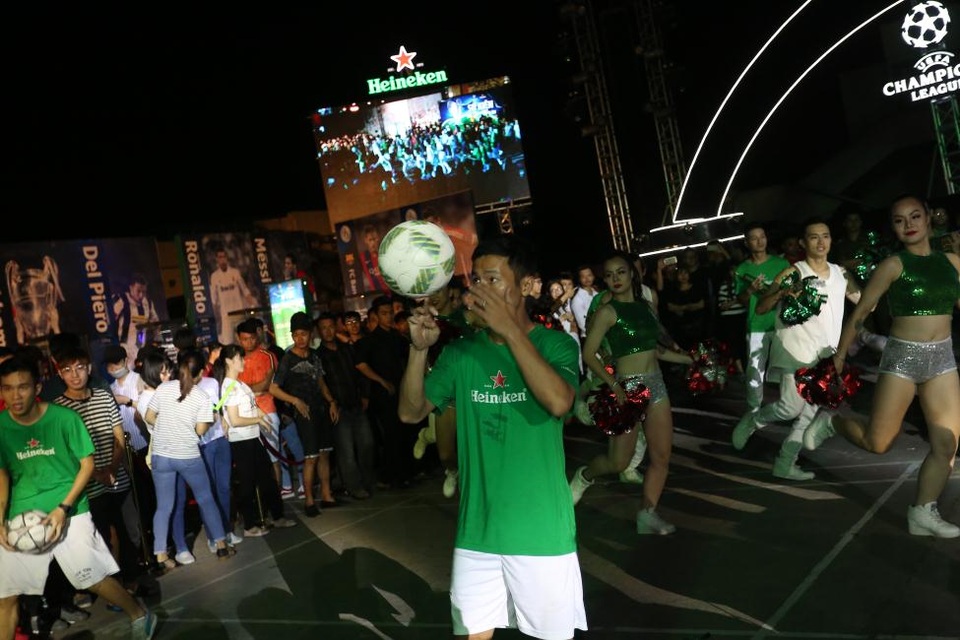 Từ thủ đô đến đất Cảng, hàng vạn tín đồ bóng đá hòa chung nhịp đập đón cúp UEFA Champions League - 1 Trước giờ khai cuộc, tín đồ yêu bóng đá được thử sử với chuỗi các hoạt động thú vị