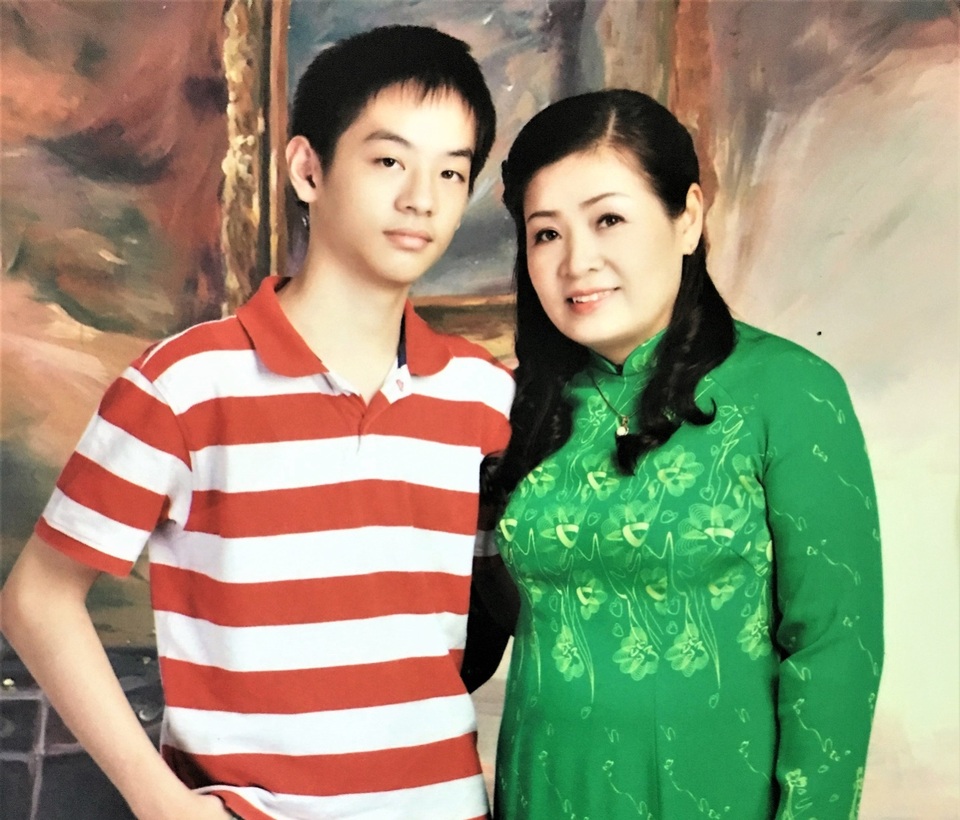 Du học - Hành trình không chỉ của riêng con - 1 Cô Phan Thị Anh Tú cùng con trai Nguyễn Phan Anh.