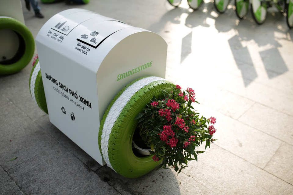 Người dân thích thú khám phá thùng rác thông minh ở phố đi bộ Nguyễn Huệ - 1