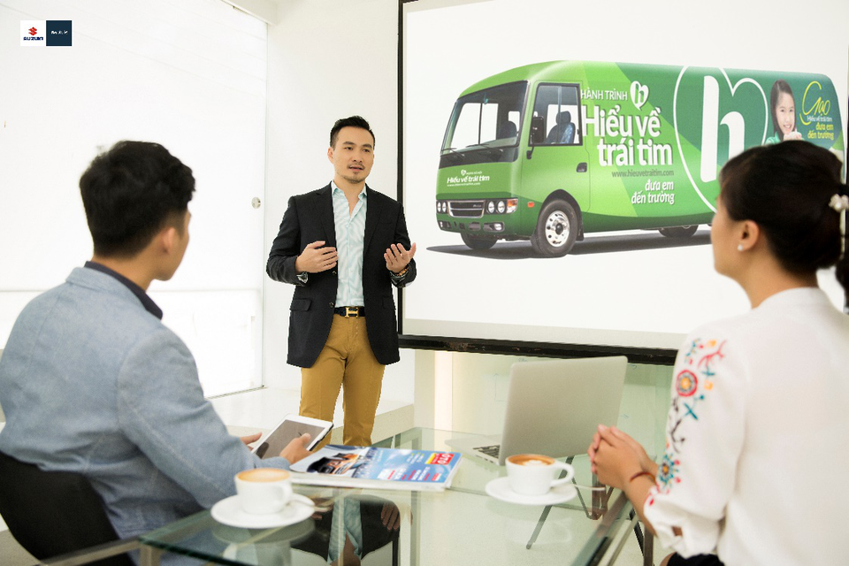 Chi Bảo: "Muốn cân bằng, hãy dịch chuyển" - 1 Chi Bảo xông xáo trong cuộc sống thường nhật từ làm nghệ thuật, kinh doanh đến hoạt động thiện nguyện