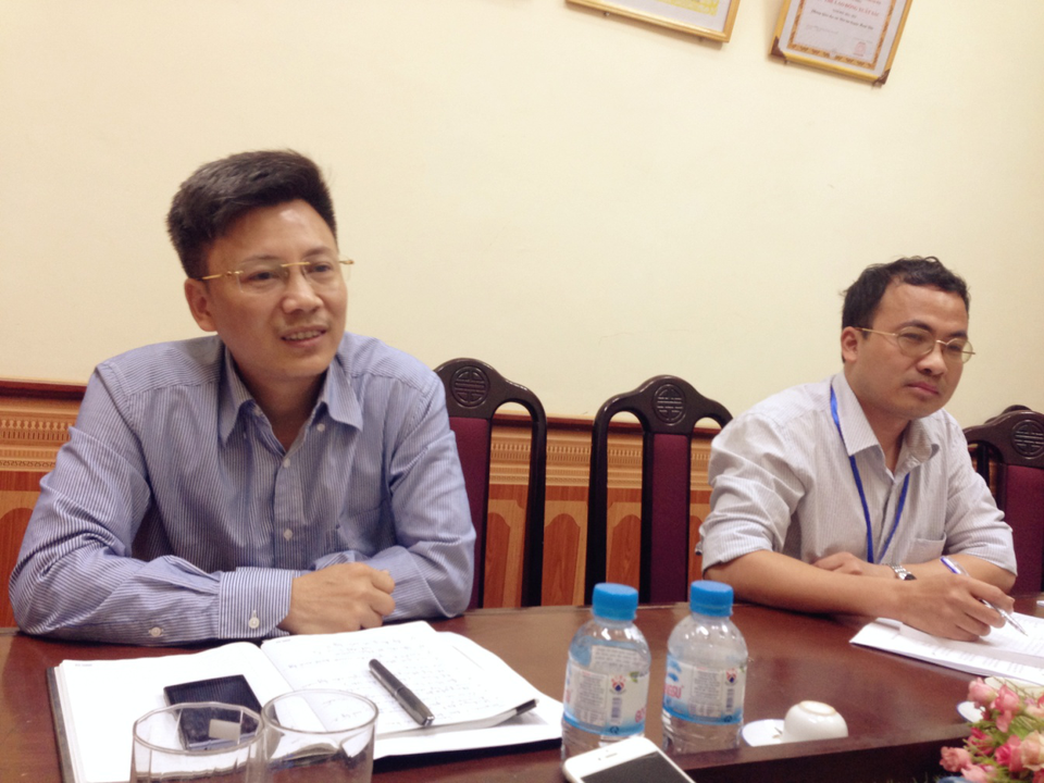 Phòng GD&ĐT Hoài Đức “bác” thông tin cấm học sinh mua SGK bên ngoài - 1
Ông Phan Ngọc Anh (Phó trưởng phòng GD&ĐT Hoài Đức) làm việc với báo chí.