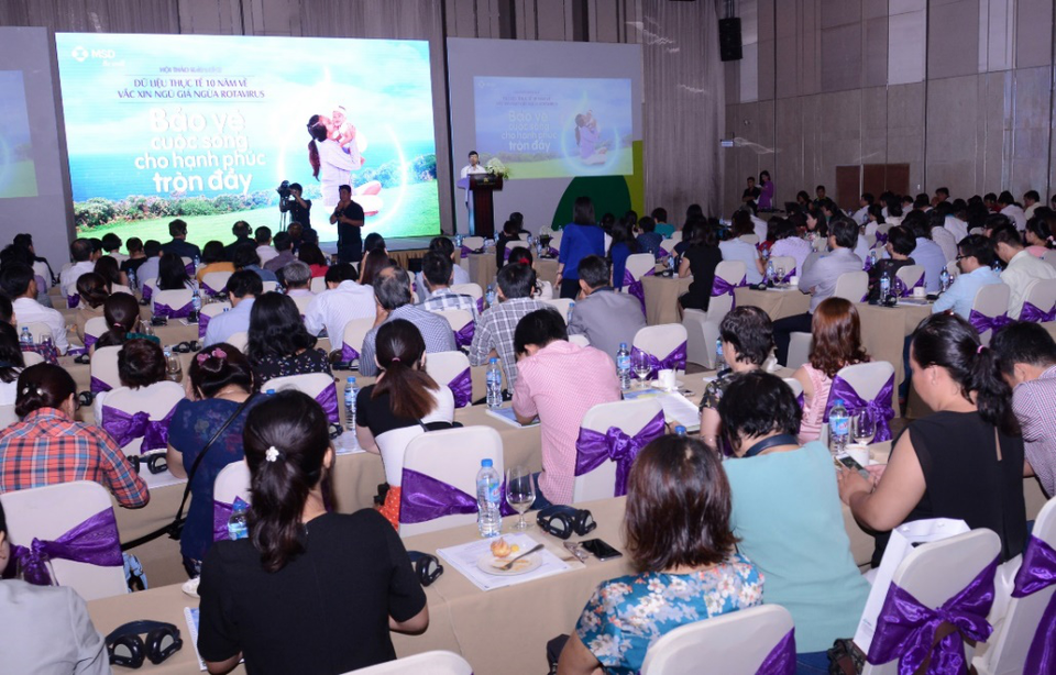 Những điều cần biết về vắc xin ngũ giá ngừa bệnh tiêu chảy do vi rút Rota - 1 Với nhiều thông tin hữu ích về vắc xin ngừa vi rút Rota, hội thảo đã thu hút sự tham gia của của các chuyên gia đầu ngành về Nhi khoa và Y học dự phòng cùng 450 cán bộ y tế