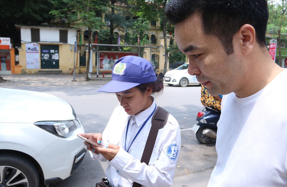 Hà Nội: Người dân lúng túng khi sử dụng công nghệ đỗ xe thông minh - 2
Tuy nhiên, phần lớn người dân có nhu cầu gửi ô tô trên hai tuyến phố này đều bước đầu gặp phải khó khăn và cần đến sự giúp đỡ của nhân viên trông xe. Nhiều người chưa biết phương thức thanh toán bằng điện thoại và phải nhờ nhân viên làm mẫu cho lần đầu tiên.