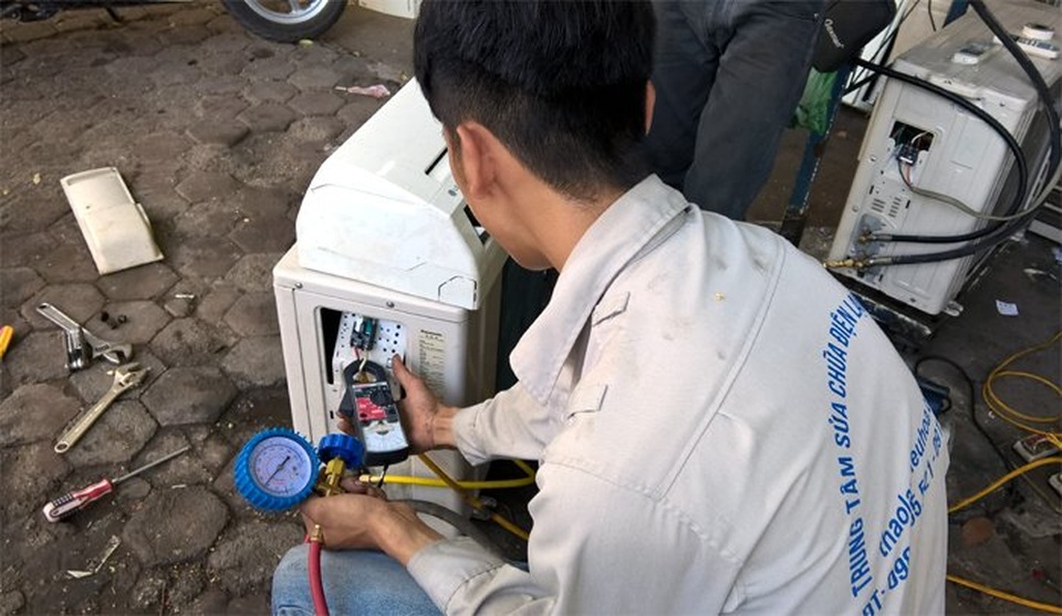 Đêm nắng oi đầu mùa: Cả nhà vật vã, bắt vạ thợ điều hoà - 2 Trời nắng nóng, nhiều thợ điều hòa chỉ lo làm việc quá sức lăn ra ốm.