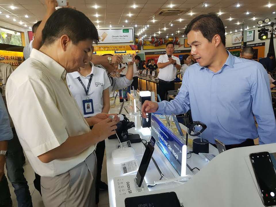 Ông Nguyễn Đức Tài - Chủ tịch HĐQT của Thế Giới Di Động cùng ông Nguyễn Quang Hiền Huy – Phó Tổng Giám Đốc Samsung Vina góp mặt tại sự kiện trao sản phẩm và mở bán tại Thế Giới Di Động Nguyễn Thái Học