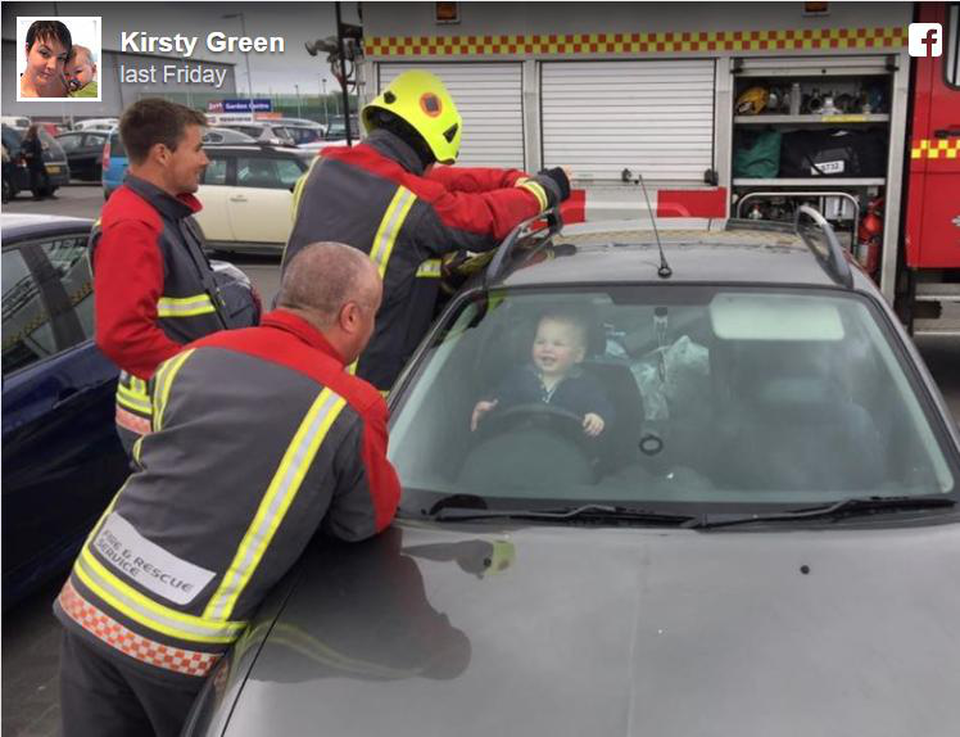 Em bé bị kẹt trong xe hơi nhoẻn cười cùng lính cứu hộ - 1