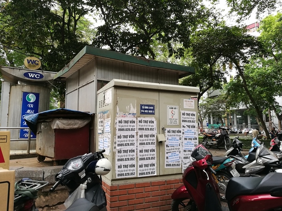 Tín dụng đen nhếch nhác đường phố Hà Nội - 2
Một tủ điện, trạm biến áp trên phố Hòe Nhai (quận Ba Đình, Hà Nội) bị dán kín mít mẩu rao vặt Hỗ trợ vay vốn, cho vay không thế chấp trông rất nhem nhuốc, xấu xí.